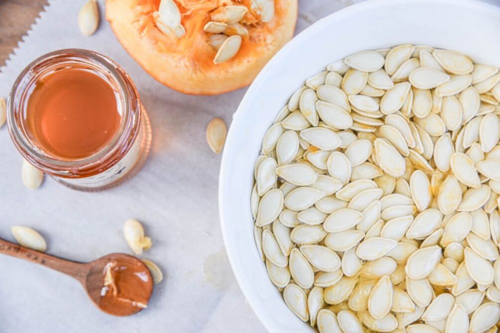 Pumpkin seeds plus honey may help men deal with prostatitis